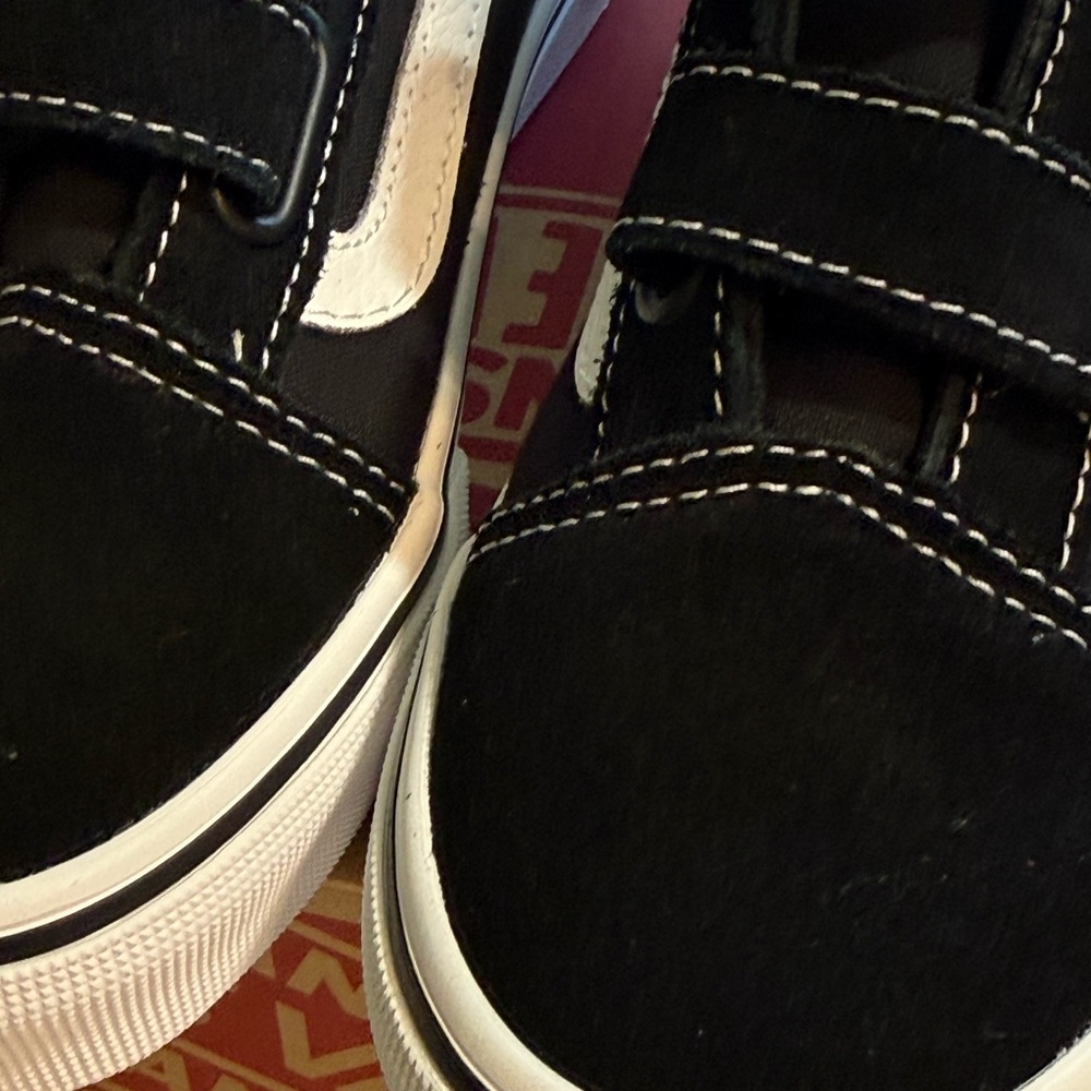 New Little Kids Old Skool V Shoe. Black & White. Size 2. - Picture 11 of 15